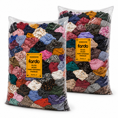 Pack de 2 sacos de blusas fancy de invierno surtidas, cada uno con su etiqueta original Fardo 102002VIVE, sobre fondo blanco. Foto referencial.