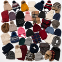 Flat lay de accesorios de invierno premium europeo: gorros, bufandas y echarpes surtidos, SKU 190790VIVE.