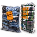 Pack de camisas de mezclilla 280432VIVE y camisas de marca hombre 725215USM: un saco y un fardo con etiquetas Fardo sobre fondo blanco. Foto referencial.