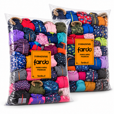 Pack de 2 sacos de parkas infantiles premium 310042VIVE, con surtidos variados de modelos y colores sobre fondo blanco. 40 kg totales. Foto referencial.