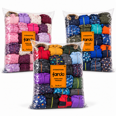 Pack de 3 sacos de parkas infantiles premium, cada uno con su etiqueta original Fardo 310042VIVE, presentados en cascada triangular sobre fondo blanco. Foto referencial.