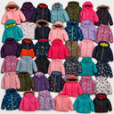 Detalle del fardo de parkas modernas para niños: capucha, relleno y diseños actuales – Fardo.cl