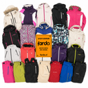 Flat Lay de ropa ski premium con chaquetas, parkas y pantalones técnicos para nieve, ideal para tiendas outdoor, ski rental y reventa.