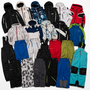 Flat lay Saco Ropa Ski Adulto Crema con parkas técnicas de ski, pantalones de nieve y jardineras de ski para adulto, ropa de ski usada premium importada de Europa para emprendedores y Ski Rental.