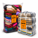 Pack de parkas unisex 310500VIVE y sweaters mujer 320362GM: un saco de parkas y un fardo de sweaters, con etiquetas Fardo, sobre fondo blanco. Foto referencial.