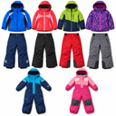 Flatlay referencial de prendas infantiles de ski: parkas, pantalones impermeables y enteritos en colores variados. SKU 322402GM. Fondo blanco.
