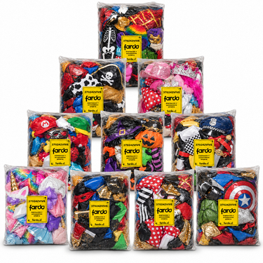Pack de 10 sacos de disfraces y accesorios surtidos, cada uno con su etiqueta original Fardo 370242VIVE, en cascada triangular sobre fondo blanco. Foto referencial.