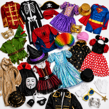 Detalle del fardo de disfraces y accesorios: máscaras, pelucas y prendas variadas