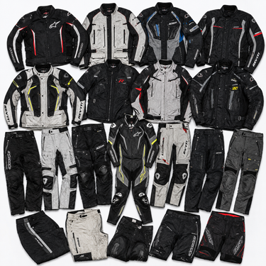 Flat lay con chaquetas y pantalones para motociclista de tipo touring, adventure y enduro, contenido referencial del Saco Ropa Moto Premium SKU 716013USM con equipamiento técnico para reventa.