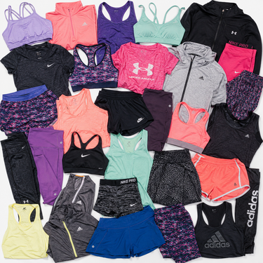 Flat lay con calzas, leggings, petos, tops, shorts, pantalones y ropa deportiva femenina Premium, contenido referencial del Saco Mixto Ropa Deportiva Mujer para reventa y ecommerce.