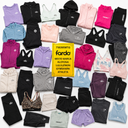 Vista superior (flat lay) del contenido referencial del Saco Mixto Marcas Deportivas Premium 25 Kilos SKU 718395MTG, con prendas deportivas de marcas Lululemon, Alo Yoga, Gymshark y Athleta, ideal para tiendas deportivas, boutiques fitness y emprendimientos de reventa.