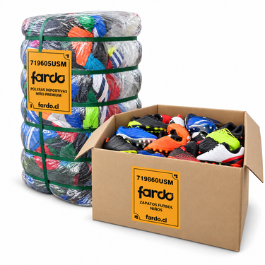 Pack de zapatos de fútbol niño 719860USM y poleras deportivas niño 719605USM: una caja y un fardo con etiquetas Fardo sobre fondo blanco. Foto referencial.